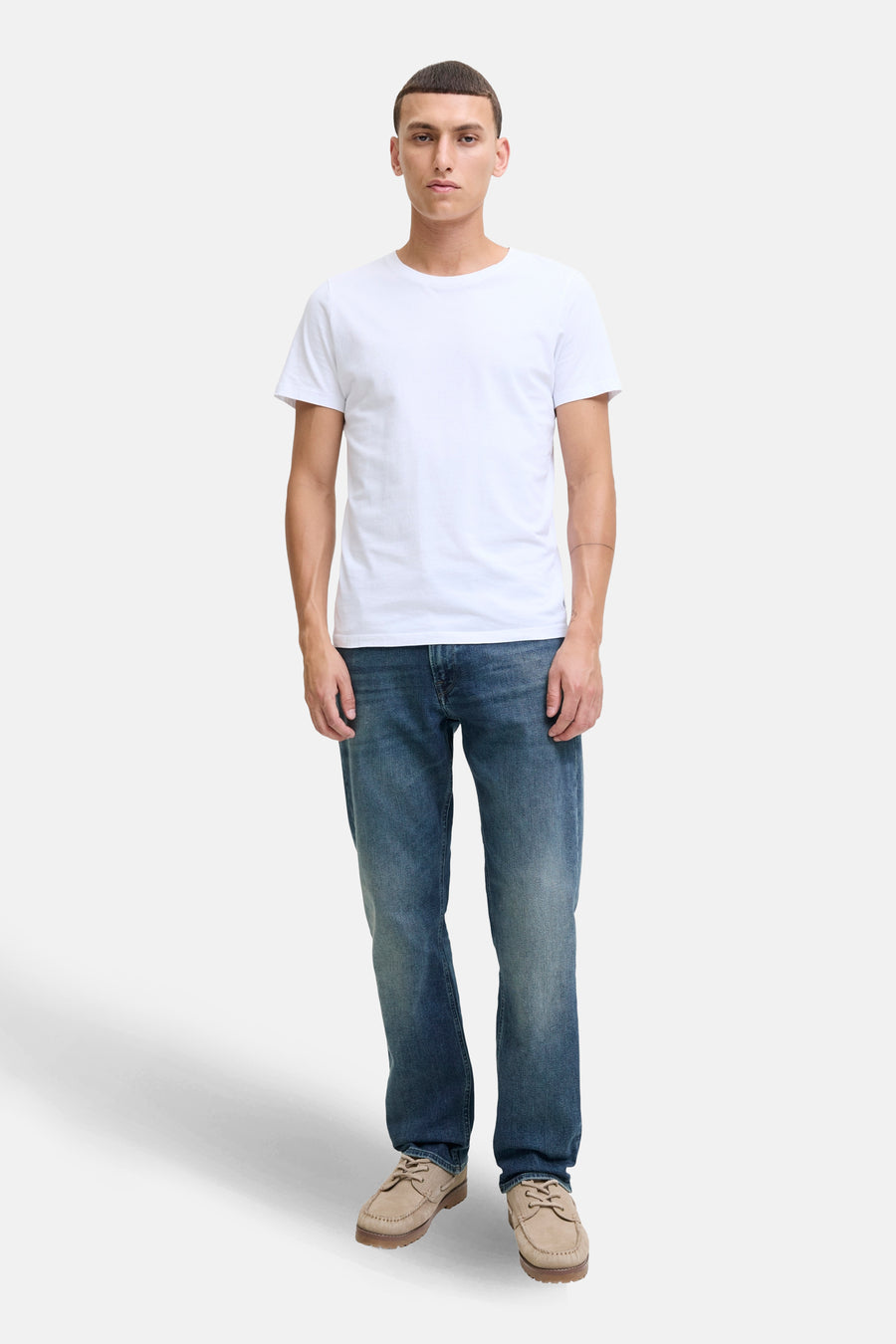 Rechte spijkerbroek in middinblauw denim van JACK & JONES JEANS INTELLIGENCE, met stikseldetails en metalen knoop.