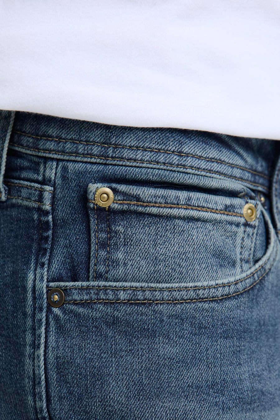 Jean droit en denim bleu moyen de JACK & JONES JEANS INTELLIGENCE, avec détails de couture et bouton en métal.
