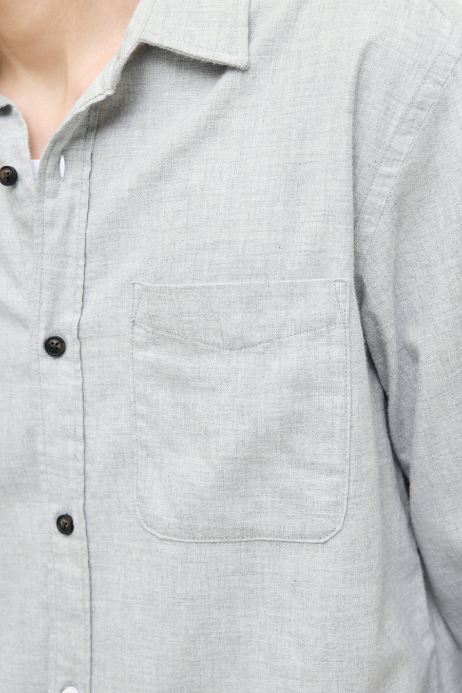Grijze blouse met lange mouwen van Originals by Jack & Jones, met borstzak en donkere knopen.