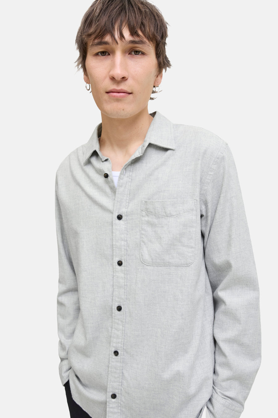 Grijze blouse met lange mouwen, van Originals by Jack & Jones, met borstzak en zwarte knopen.