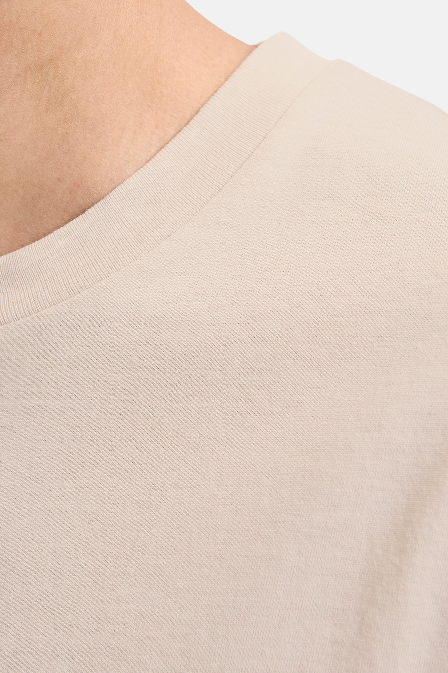 T-shirt à manches courtes écru de ORIGINALS BY JACK & JONES, détail du col rond et texture du tissu.
