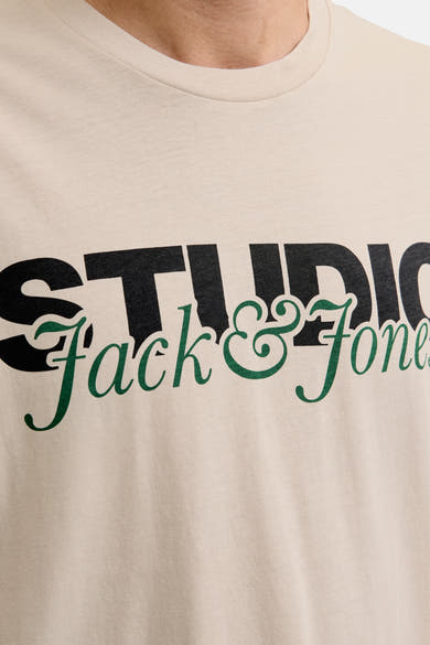 T-shirt à manches courtes écru par ORIGINALS BY JACK & JONES avec inscription noire et verte.