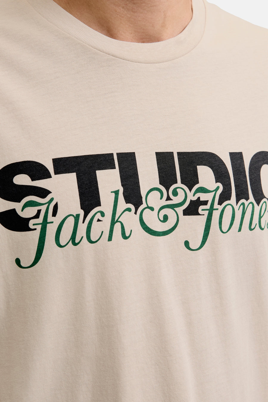 T-shirt à manches courtes écru par ORIGINALS BY JACK & JONES avec inscription noire et verte.