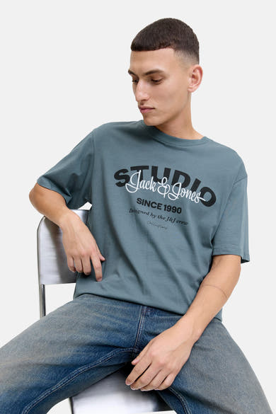 Blauw T-shirt met korte mouwen van ORIGINALS BY JACK & JONES, gedragen met een casual spijkerbroek.