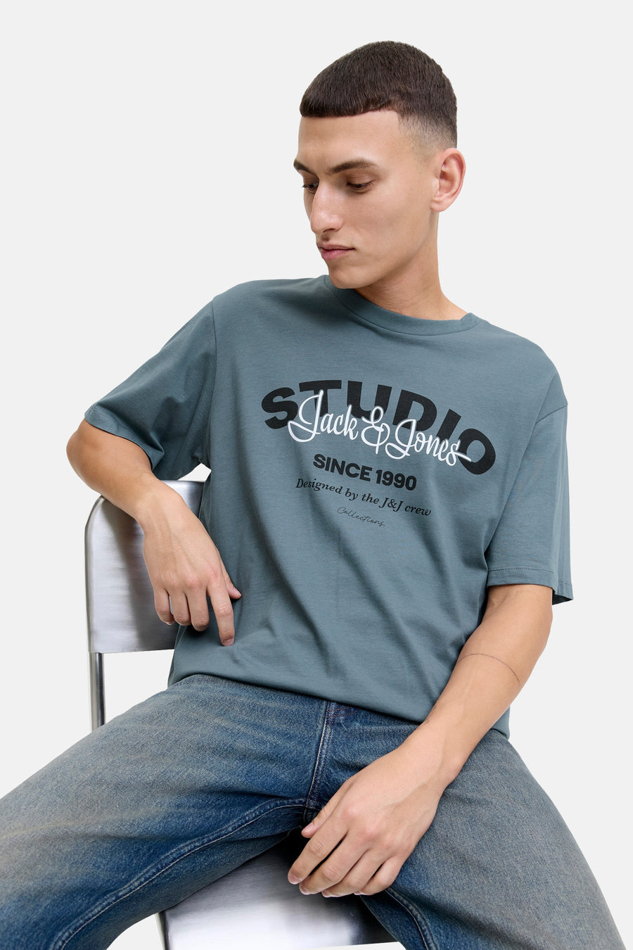 Blauw T-shirt met korte mouwen van ORIGINALS BY JACK & JONES, gedragen met een casual spijkerbroek.