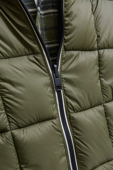 Zwarte regenjas van JACK & JONES, met ritssluiting en een groen-beige geruite voering.