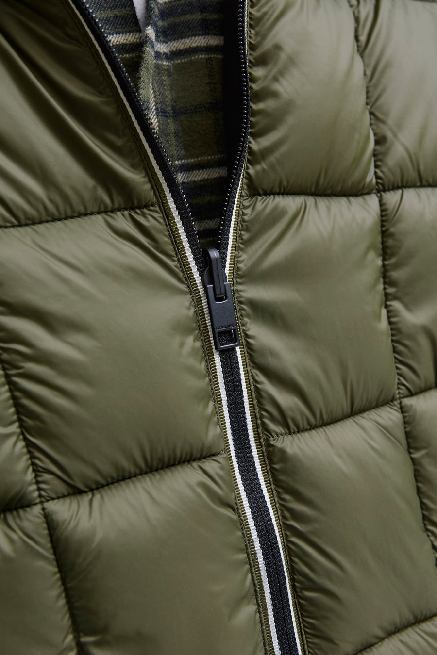 Zwarte regenjas van JACK & JONES, met ritssluiting en een groen-beige geruite voering.