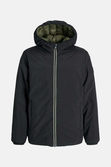 Zwarte regenjas van JACK & JONES met een witte ritssluiting en een capuchon met kaki binnenkant.