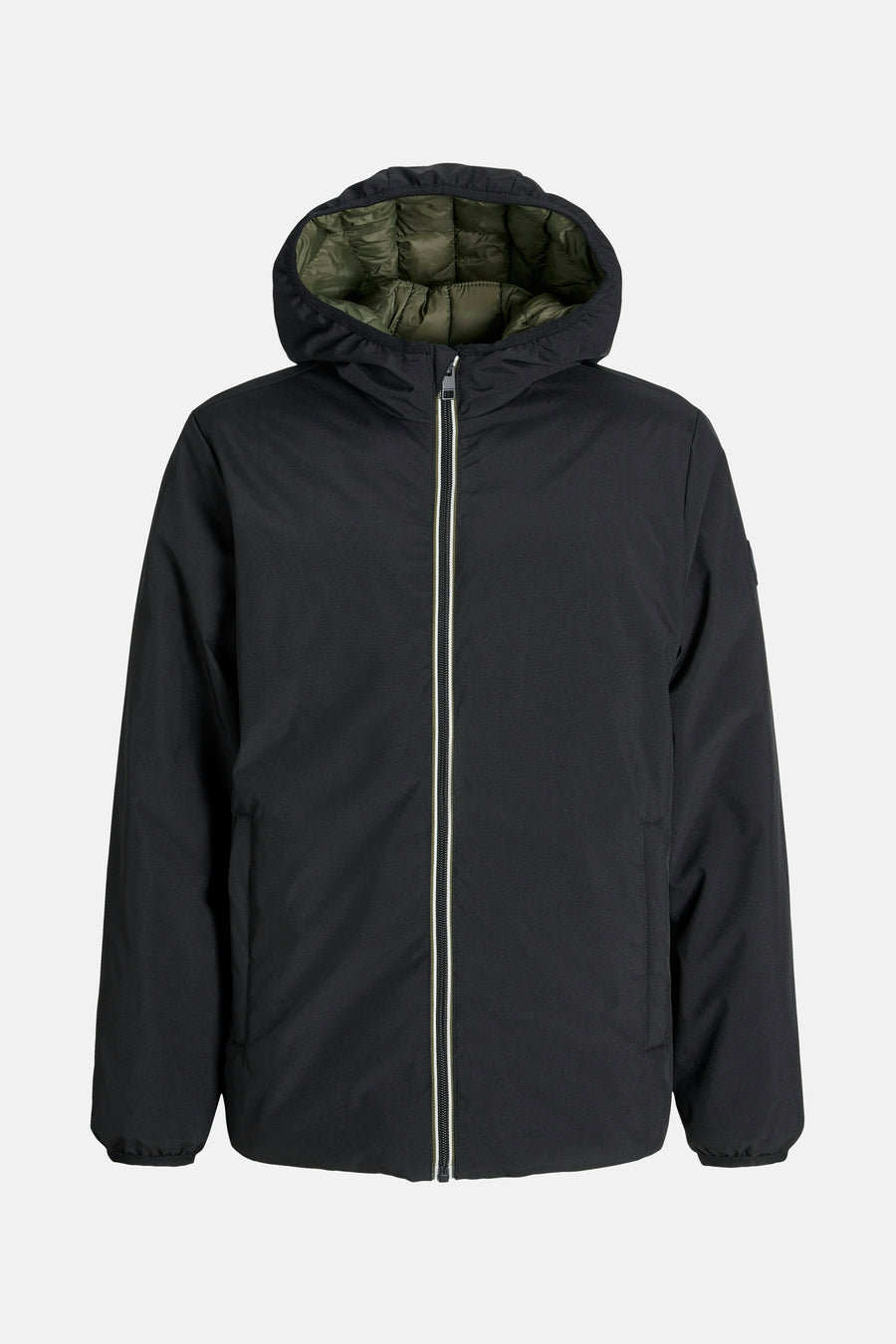 Zwarte regenjas van JACK & JONES met een witte ritssluiting en een capuchon met kaki binnenkant.