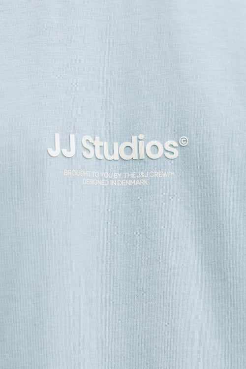 T-shirt bleu à manches courtes de JACK & JONES avec logo imprimé et texte.