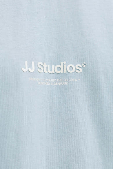 T-shirt bleu à manches courtes de JACK & JONES avec logo imprimé et texte.