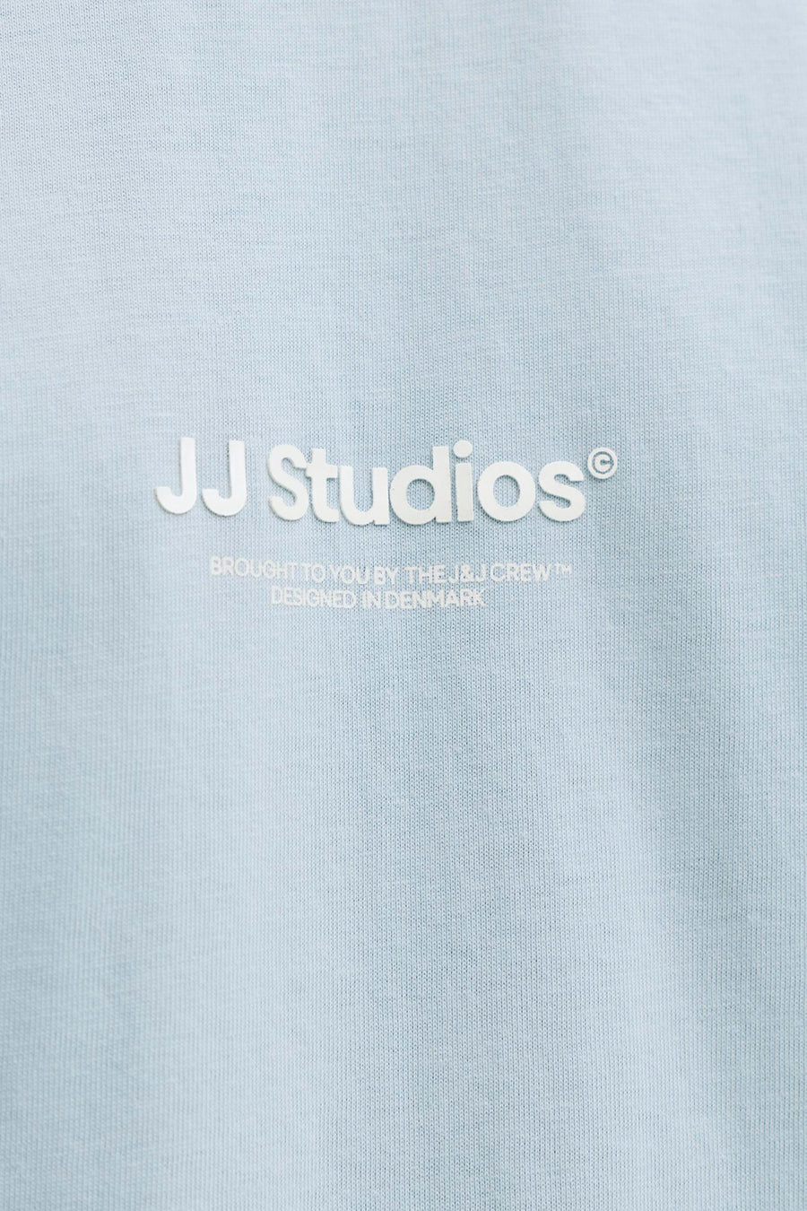 T-shirt bleu à manches courtes de JACK & JONES avec logo imprimé et texte.