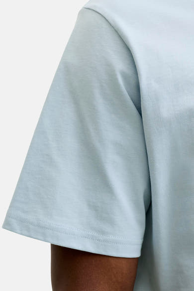 T-shirt à manches courtes bleu de JACK & JONES, montrant un tissu lisse et un ourlet cousu.