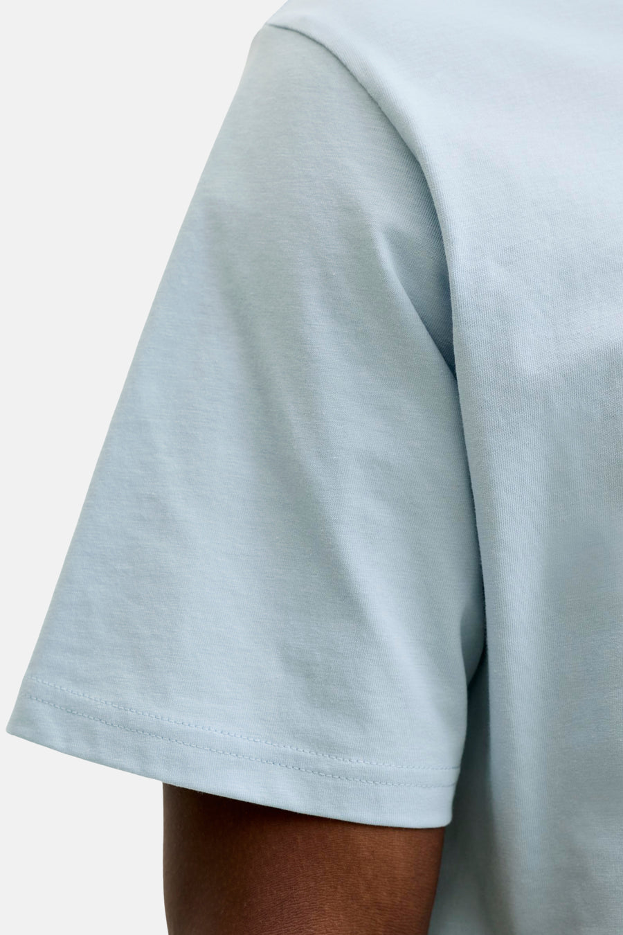 T-shirt à manches courtes bleu de JACK & JONES, montrant un tissu lisse et un ourlet cousu.