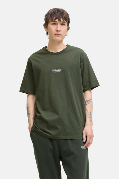 Groen T-shirt met korte mouwen van JACK & JONES, met tatoeages op de armen en een bijpassende joggingbroek.
