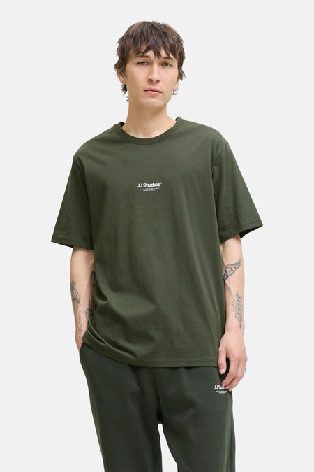 Groen T-shirt met korte mouwen van JACK & JONES, met tatoeages op de armen en een bijpassende joggingbroek.
