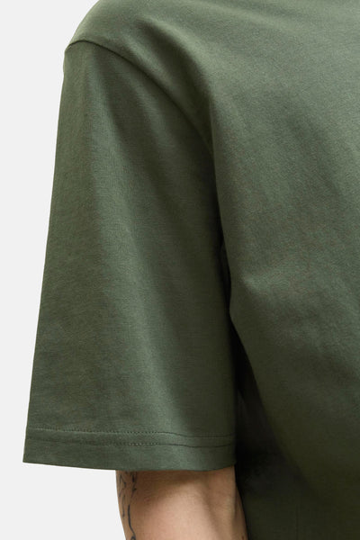 Groen T-shirt met korte mouwen van JACK & JONES, met een stikseldetail aan de zoom van de mouw.