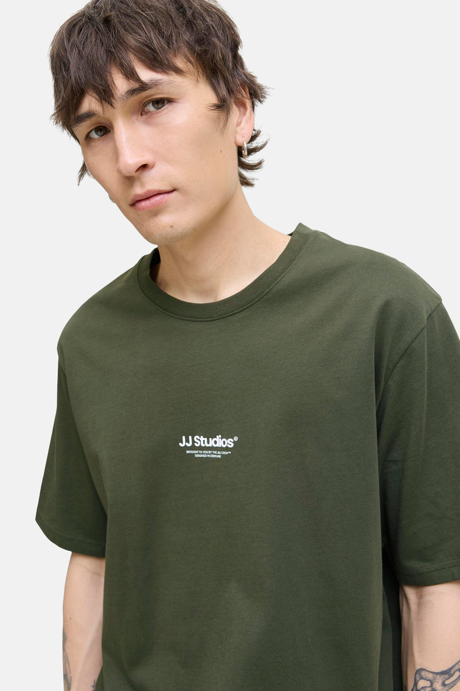 T-shirt à manches courtes vert de JACK & JONES, avec logo blanc sur le devant.
