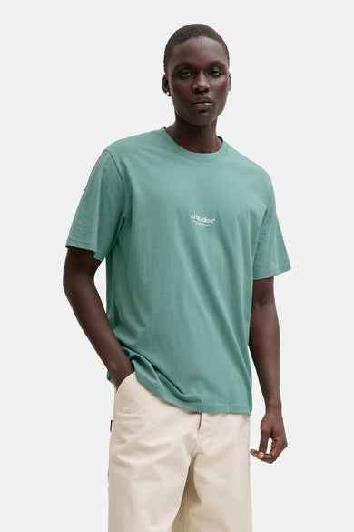 T-shirt à manches courtes bleu de JACK & JONES, porté avec un pantalon beige.