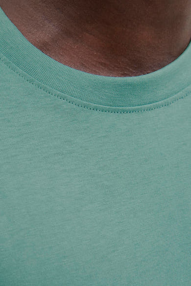 Blauw T-shirt met korte mouwen van JACK & JONES, met de kraag en de textuur van de stof zichtbaar.