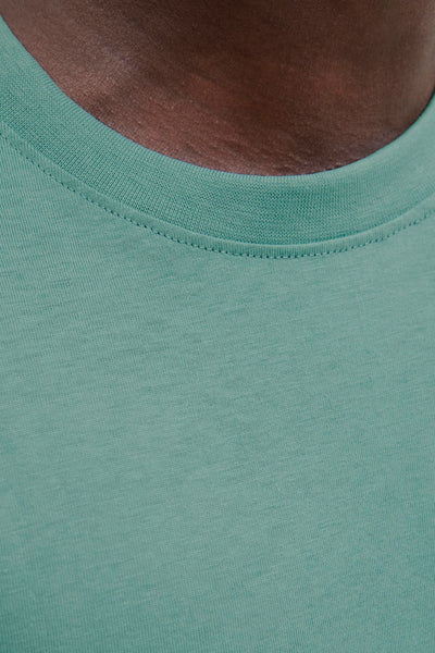 Blauw T-shirt met korte mouwen van JACK & JONES, met de kraag en de textuur van de stof zichtbaar.