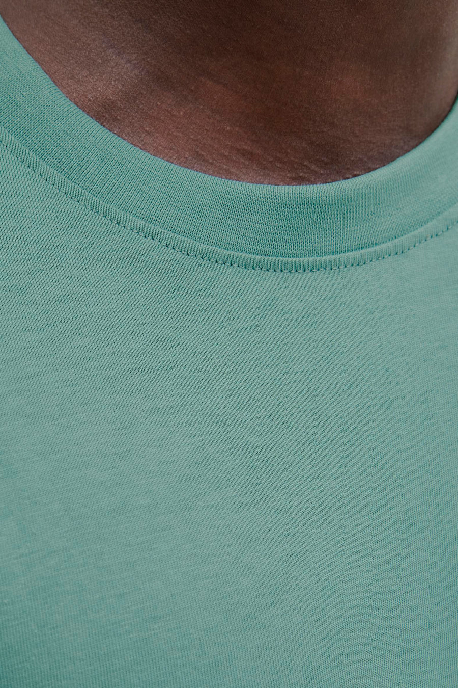 Blauw T-shirt met korte mouwen van JACK & JONES, met de kraag en de textuur van de stof zichtbaar.