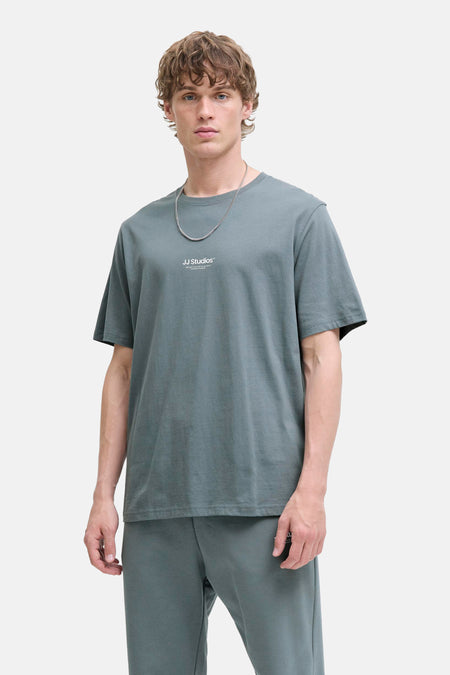 Blauw T-shirt met korte mouwen van JACK & JONES, gedragen met een zilveren ketting en een bijpassende broek.