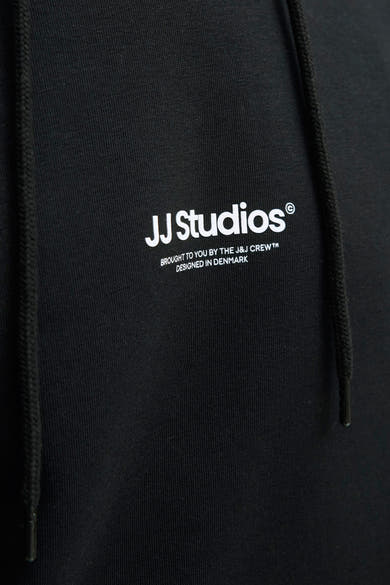 Sweat à capuche noir de JACK & JONES, avec cordon de serrage et logo imprimé.