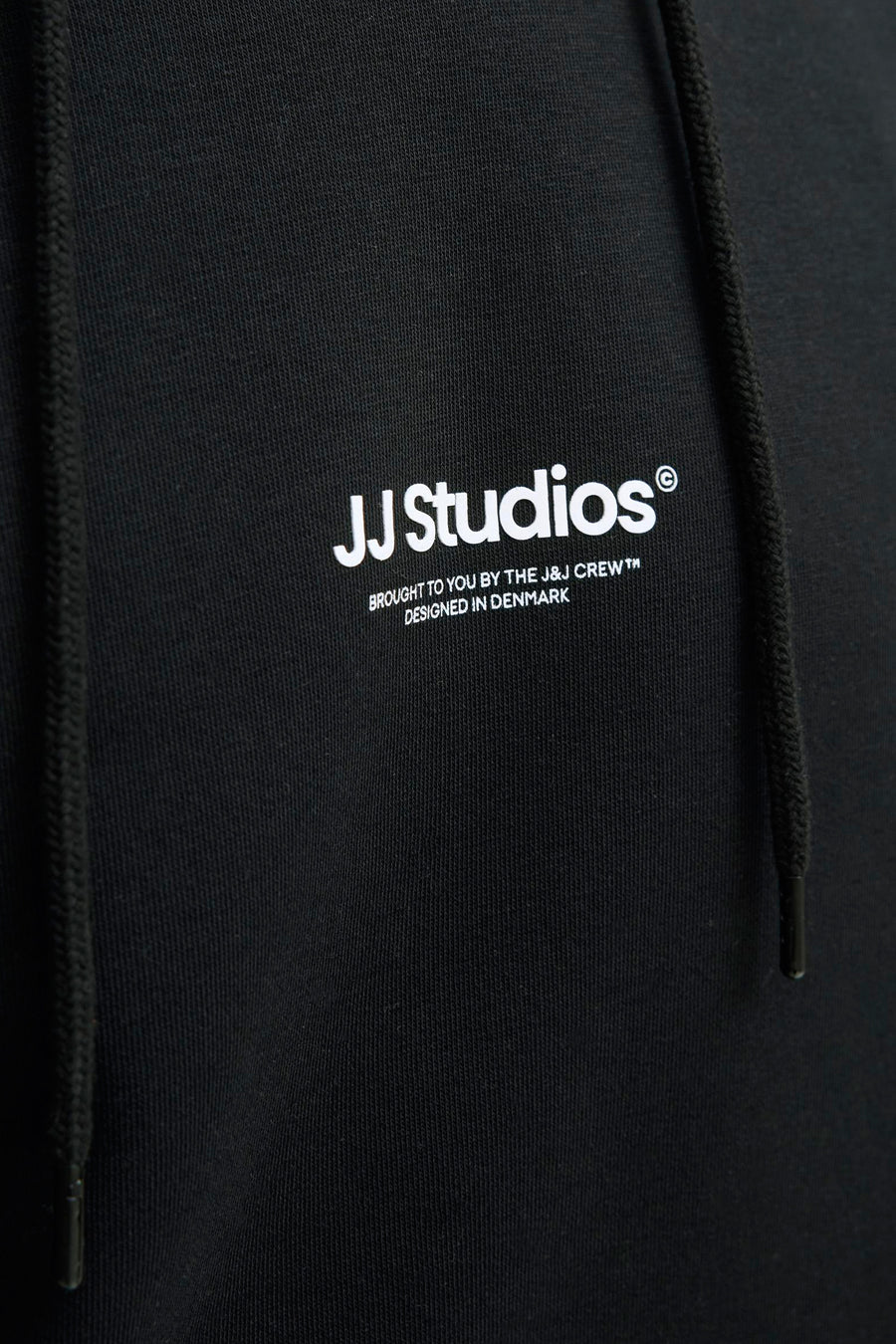 Sweat à capuche noir de JACK & JONES, avec cordon de serrage et logo imprimé.