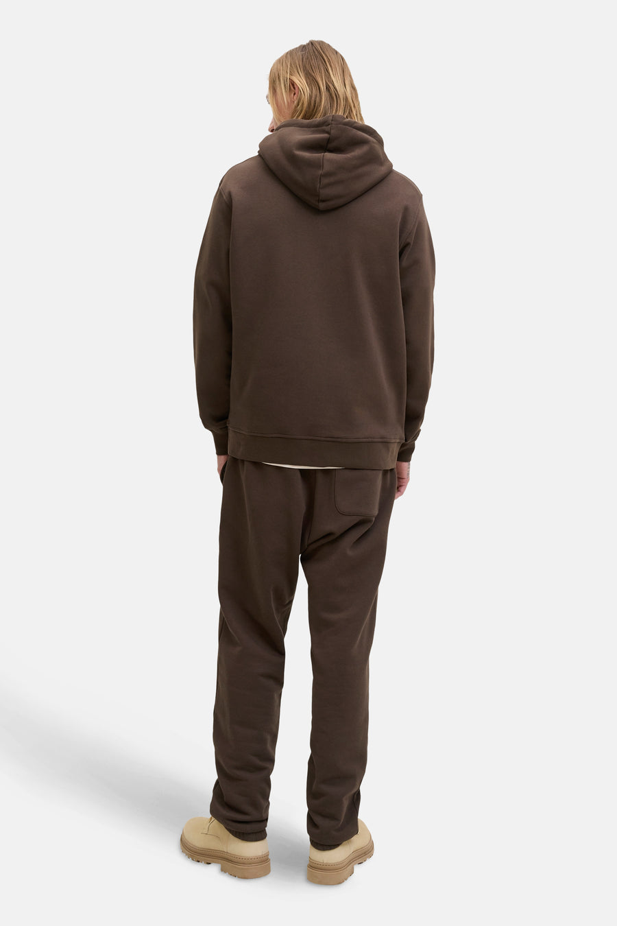 Kaki hoodie van JACK & JONES, achterkant, gedragen met een bijpassende joggingbroek.