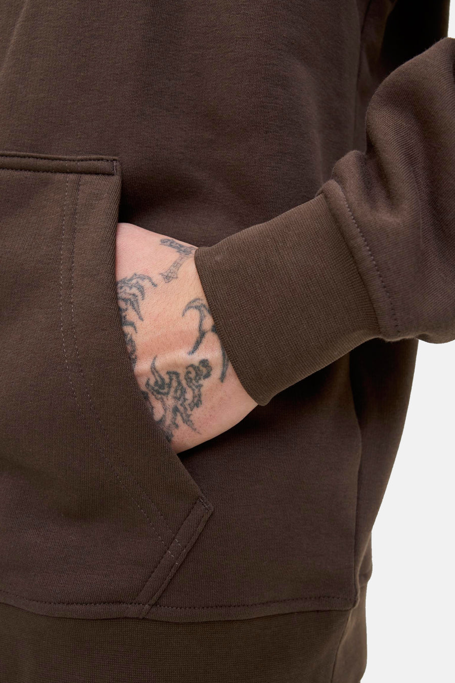 Kaki hoodie van JACK & JONES, met een getatoeëerde hand in de voorzak, elastische manchetten.