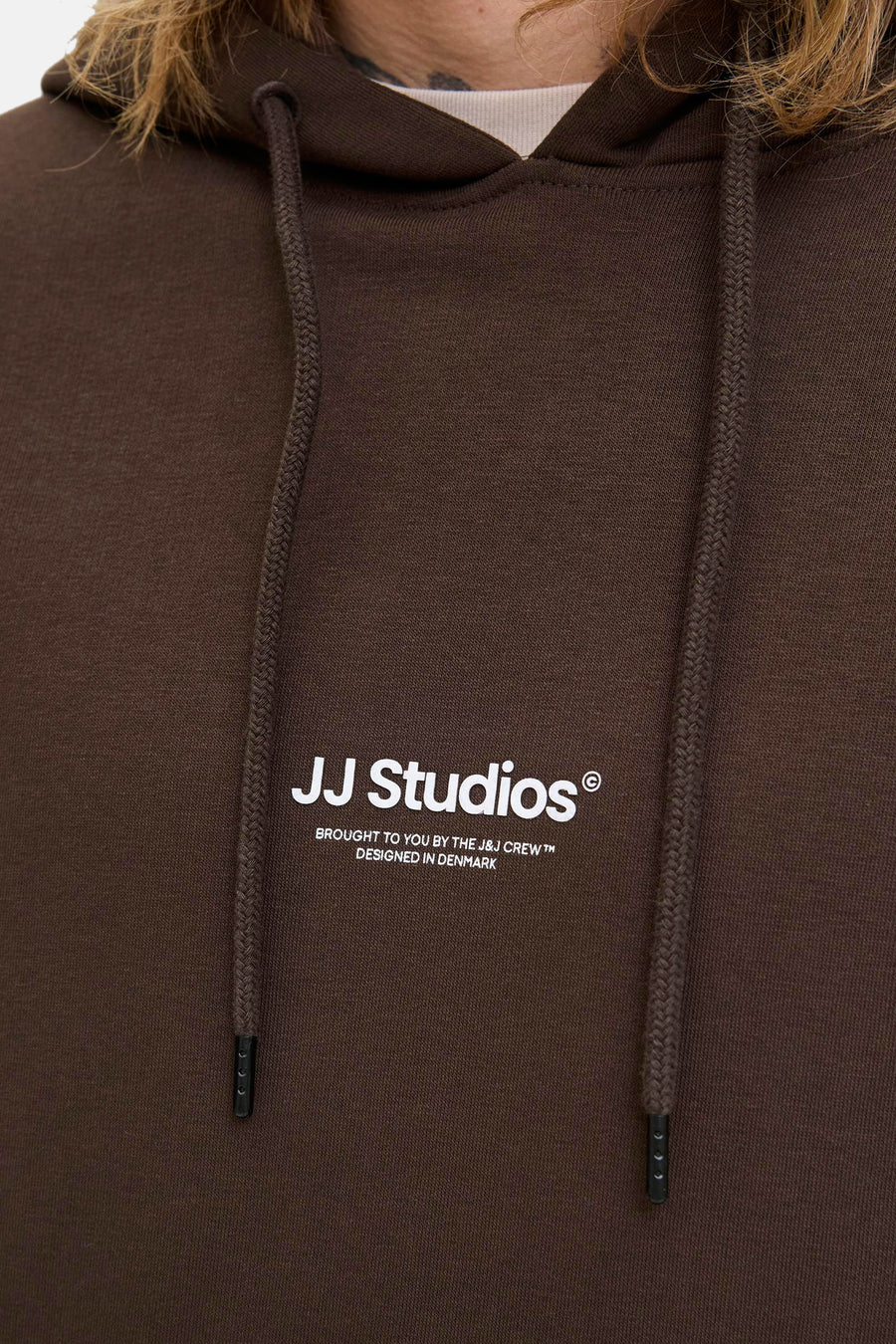 Kaki hoodie van Jack & Jones, met trekkoorden en wit logo.