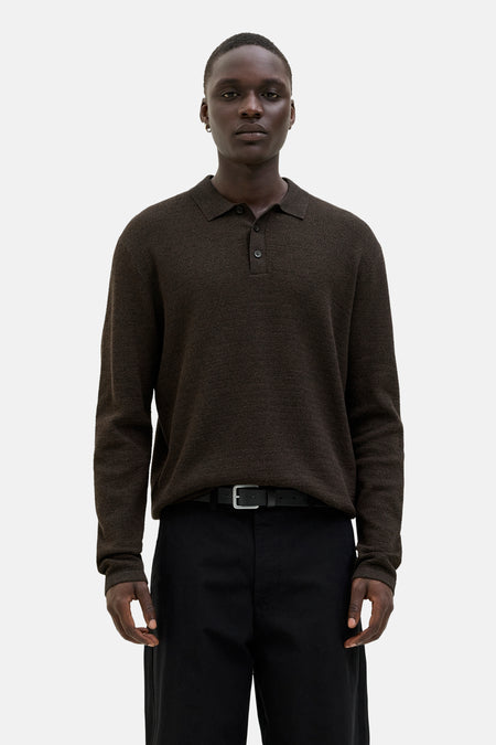 Bruine trui met V-hals in bruin van JACK & JONES met een gebreide textuur, gedragen met een zwarte broek en een riem.