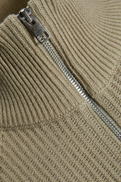 Pull col roulé beige de Jack & Jones, avec une fermeture éclair argentée sur le devant.

