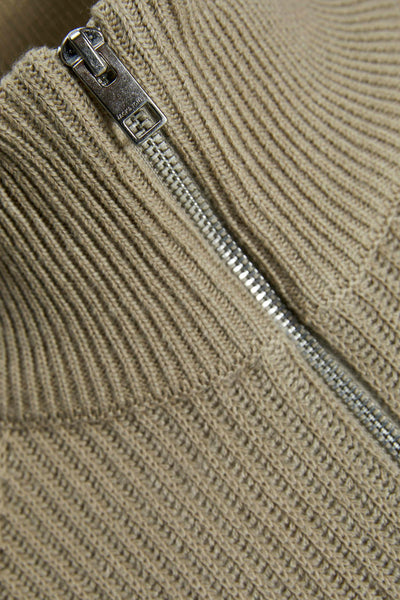 Pull col roulé beige de Jack & Jones, avec une fermeture éclair argentée sur le devant.
