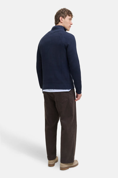 Pull col roulé bleu de JACK & JONES, porté avec un pantalon marron et des chaussures bateau.