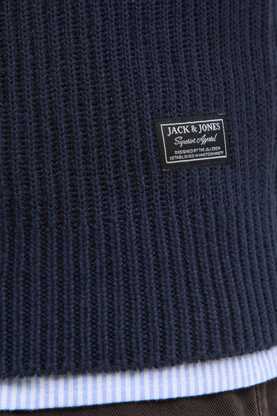 Pull col roulé bleu marine de JACK & JONES, en maille côtelée, détail d'étiquette sur la poitrine.
