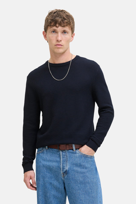 Ronde hals trui blauw van JACK & JONES, gedragen met een spijkerbroek en een zilveren ketting.