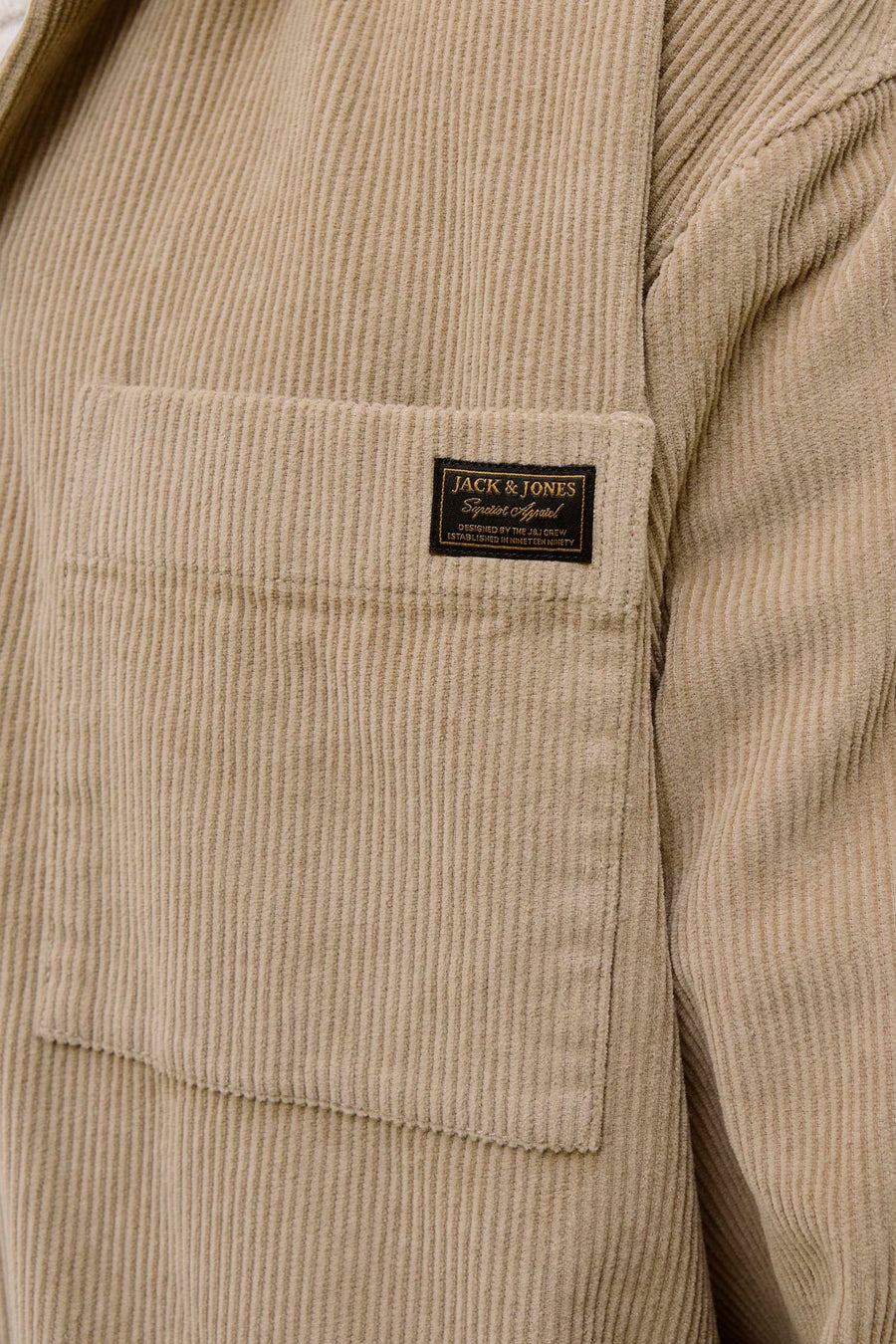 Bruine ribfluwelen overhemd met lange mouwen van PREMIUM BLUE by JACK & JONES, met borstzak.