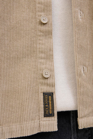 Bruin overhemd met lange mouwen van PREMIUM BLUE by JACK & JONES, van corduroy met knopen en merklabel.