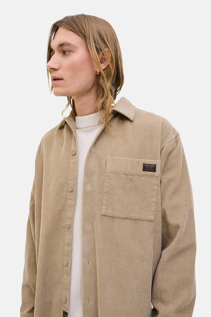 Bruin overhemd met lange mouwen van PREMIUM BLUE by JACK & JONES in corduroy, gedragen over een T-shirt met ronde hals.