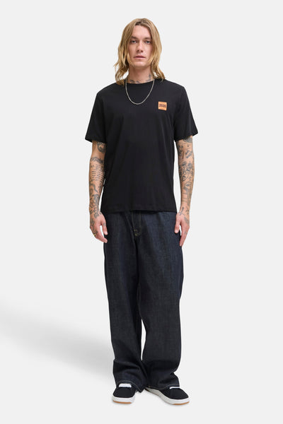 Zwart T-shirt met korte mouwen van ORIGINALS BY JACK & JONES, gedragen met een wijde jeans en een zilveren ketting.