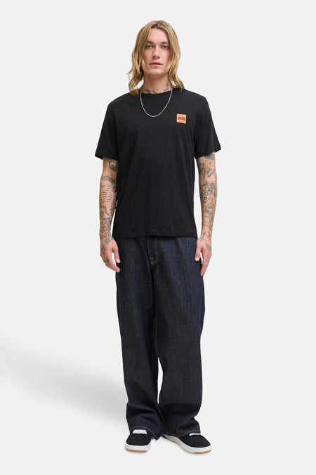 Zwart T-shirt met korte mouwen van ORIGINALS BY JACK & JONES, gedragen met een wijde jeans en een zilveren ketting.