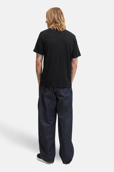 Zwart T-shirt met korte mouwen van ORIGINALS BY JACK & JONES, gedragen met een wijde, onbewerkte spijkerbroek, achterzijde.