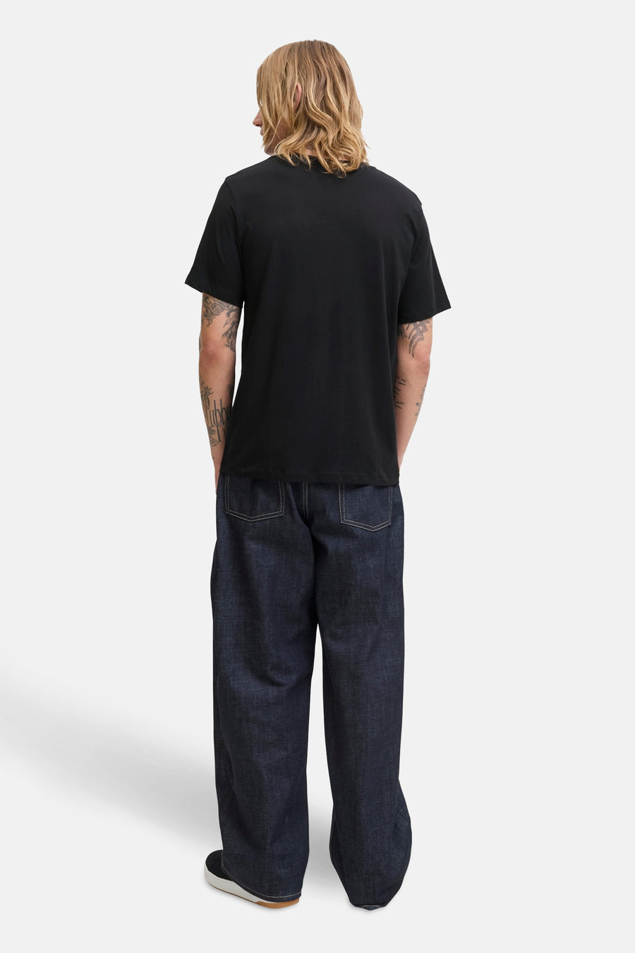 T-shirt à manches courtes noir par ORIGINALS BY JACK & JONES, porté avec un pantalon ample en denim brut, vue de dos.