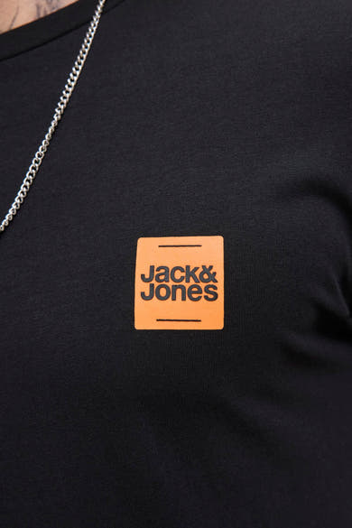 T-shirt noir à manches courtes de ORIGINALS BY JACK & JONES, avec chaîne argentée décorative.
