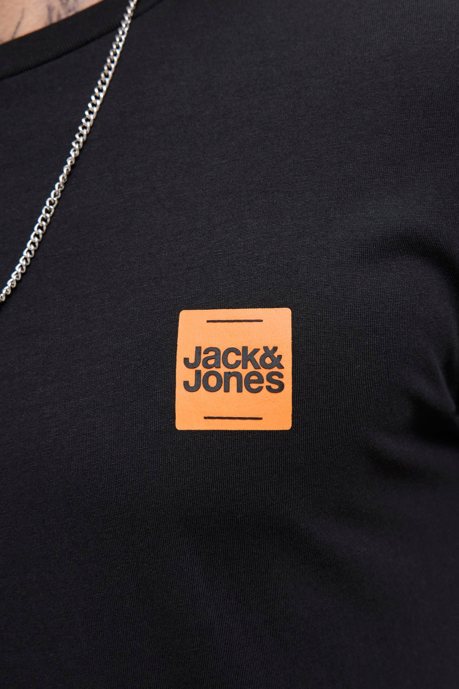 T-shirt noir à manches courtes de ORIGINALS BY JACK & JONES, avec chaîne argentée décorative.

