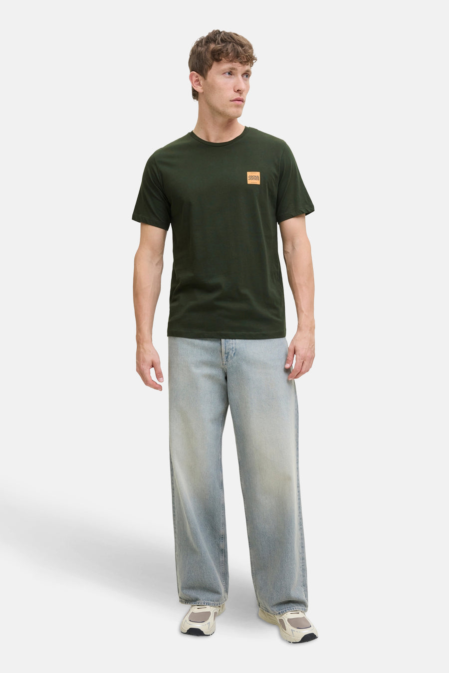 T-shirt à manches courtes vert, de ORIGINALS BY JACK & JONES, avec un logo carré sur la poitrine, porté avec un jean ample bleu.