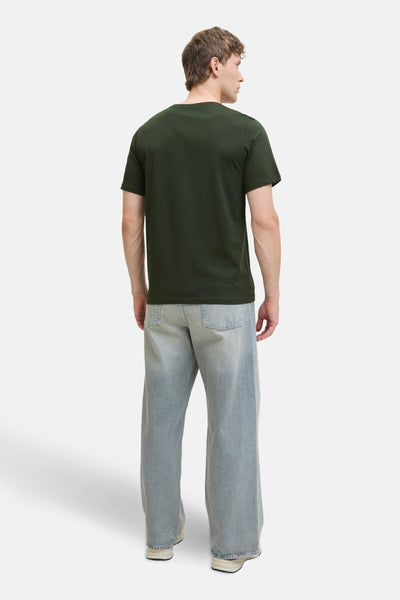 Groen T-shirt met korte mouwen van ORIGINALS BY JACK & JONES, gedragen met een lichtblauwe wijde jeans, achterzicht.