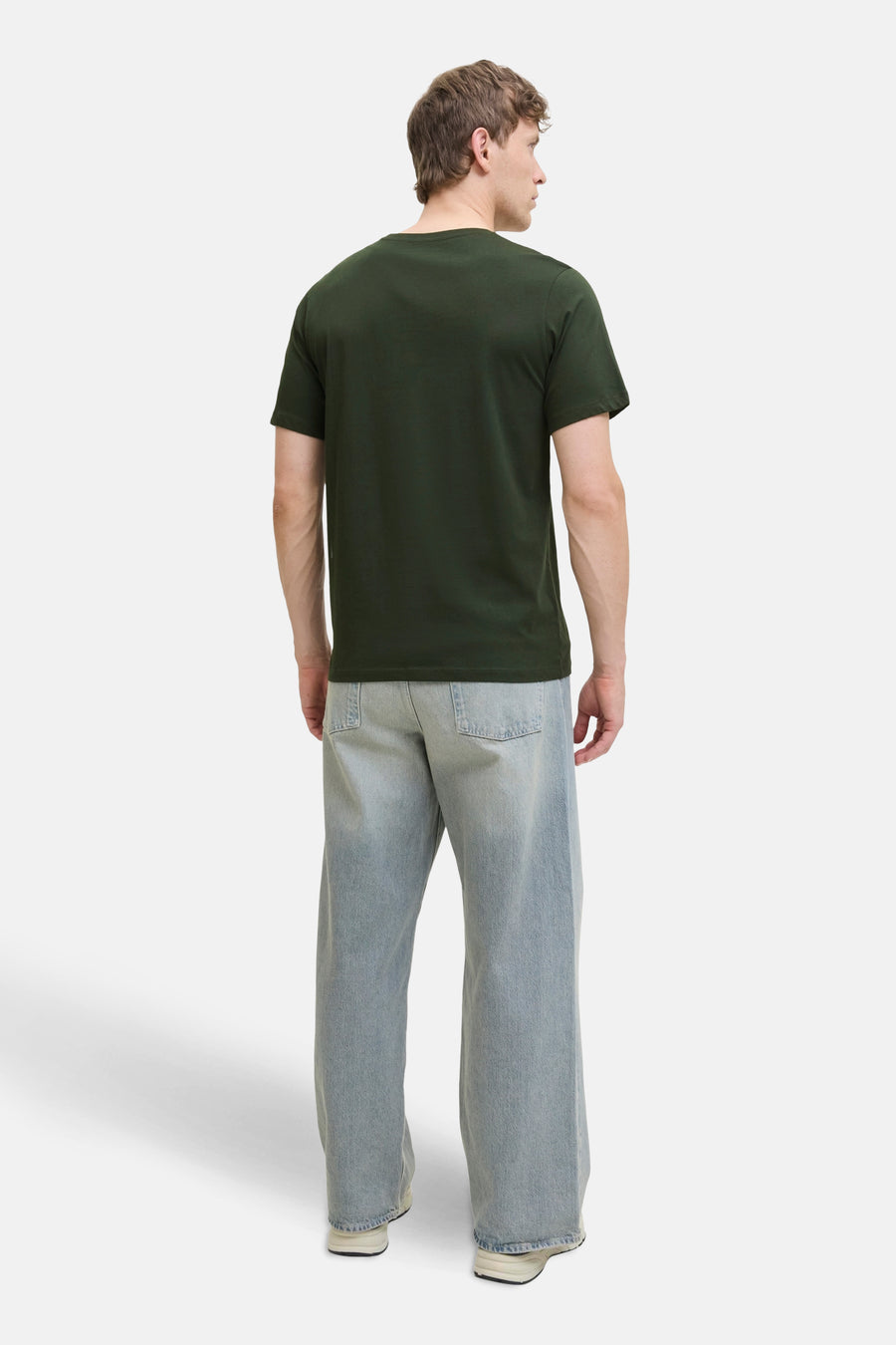 T-shirt à manches courtes vert de ORIGINALS BY JACK & JONES, porté avec un jean large bleu clair, vue de dos.